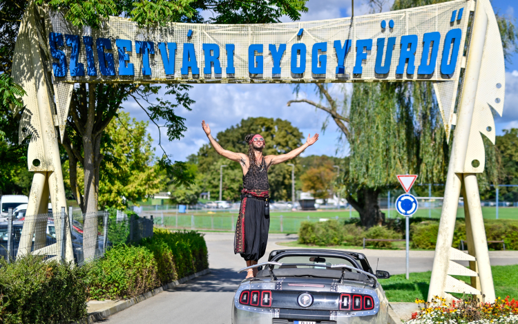 Varga Viktor a Szigetvári Gyógyfürdőben: ahol a művészet és a regenerálódás találkozik