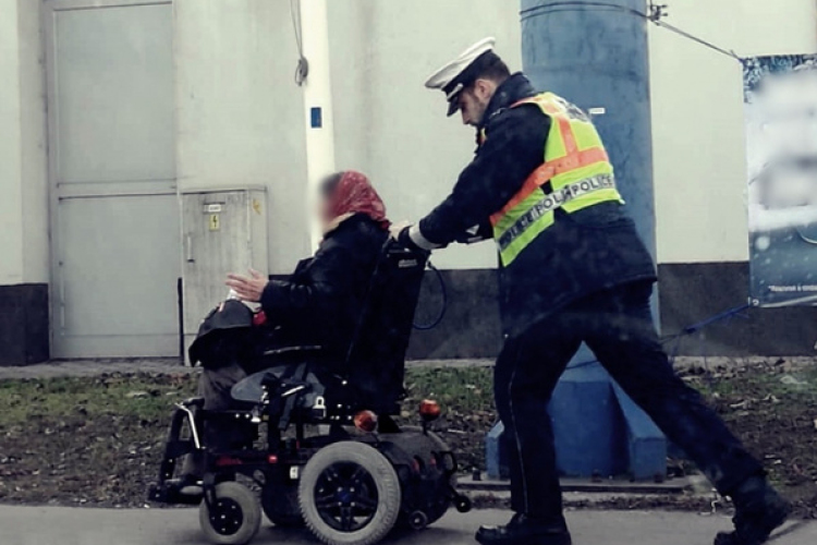 Elromlott az elektromos kerekesszéke, a rendőrök hazáig tolták