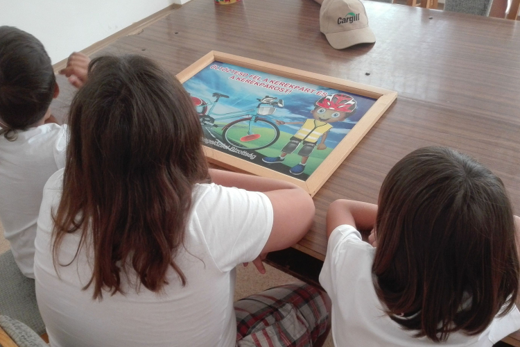 Táboros gyerekek jártak a Pápai Rendőrkapitányságon