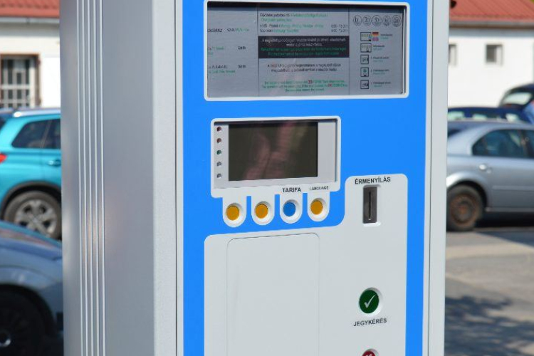 Holnaptól nem kell fizetni a parkolásért Pápán