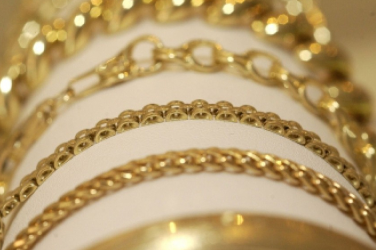 Több százezer forintnyi ékszert lopott egy csóti házból