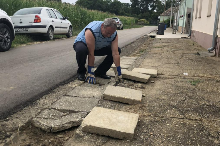 Saját kezűleg javította ki egy néni kapubejáróját dr. Kovács Zoltán Egeralján