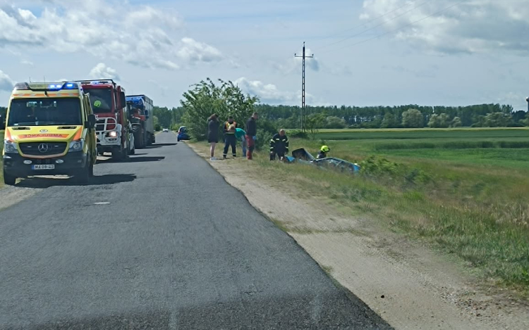 Árokba csúszott egy autó a mihályházi bekötőúton