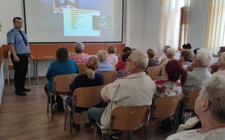 Időseknek tartottak előadást az online bűncselekmények megelőzése érdekében