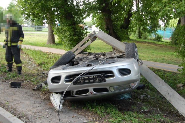 Ittas volt a villanyoszlopnak ütközött autó vezetője 