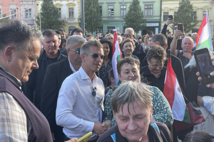 Pénteken ismét Pápára látogat Magyar Péter