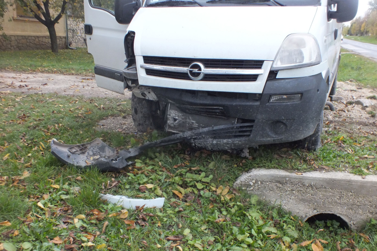 Nem elég, hogy a tulaj tudta nélkül vitte el a kocsit, még ivott és balesetezett is