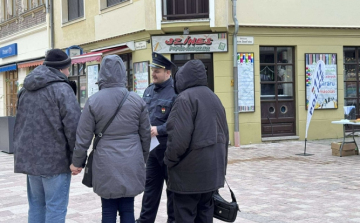 Az adventi forgatagban tartottak bűnmegelőzési tájékoztatót a pápai rendőrök