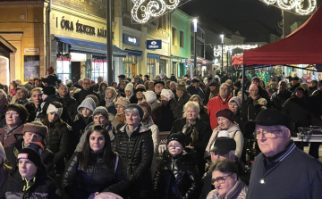 Kigyúlt az első gyertya a város adventi koszorúján