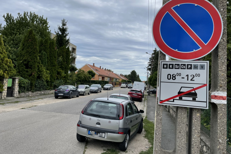 Több, fizető parkolási zónán kívüli utcában várakozni tilos táblák jelentek meg