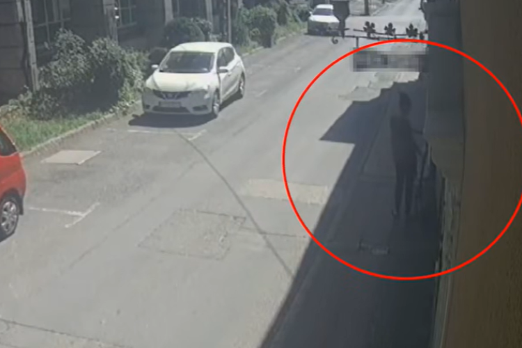 Simán elsétált a kocsma előtt hagyott elektromos rollerrel a pápai nő - Videó