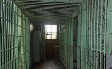 Becsempészett mobillal még a börtönben is telefonos csalást követett el egy rab