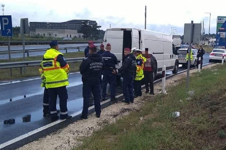 Rajtaütöttek a migránsokkal telezsúfolt teherautón 