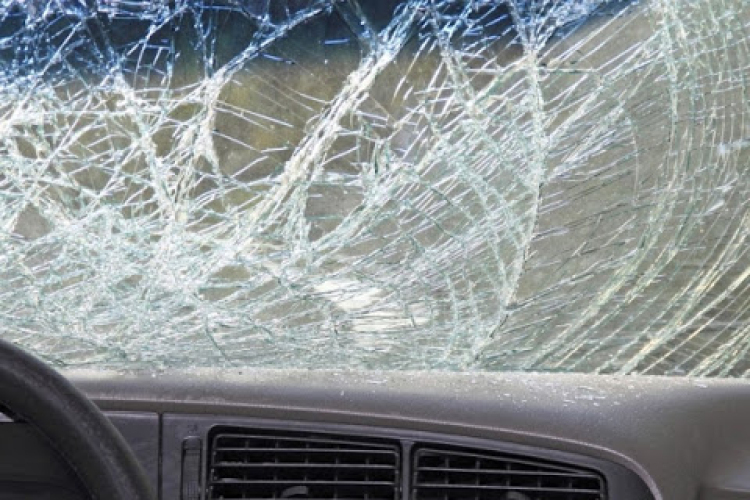 Kisbusz és személyautó ütközött össze Dabronyban