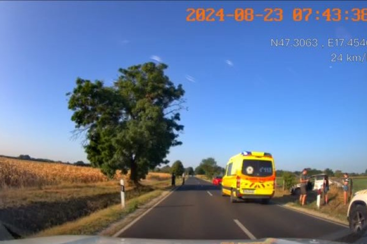 Árokba hajtott egy autós Pápa és Kéttornyúlak között