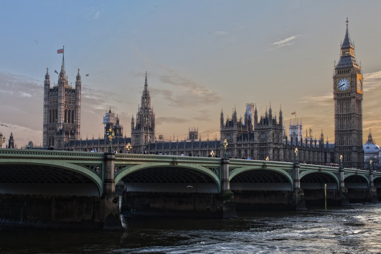 Terrorcselekménynek nyilvánították a brit parlamenti képviselő meggyilkolását