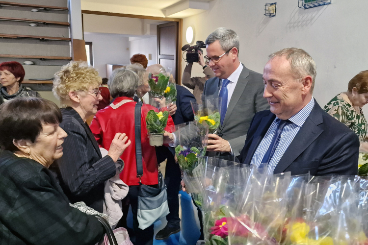 Nőnapi rendezvényt tartott a nyugdíjas egyesület, Takács Pétert is meghívták