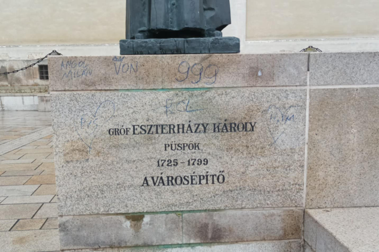 Összefirkálták a Fő téri Eszterházy-szobor talapzatát