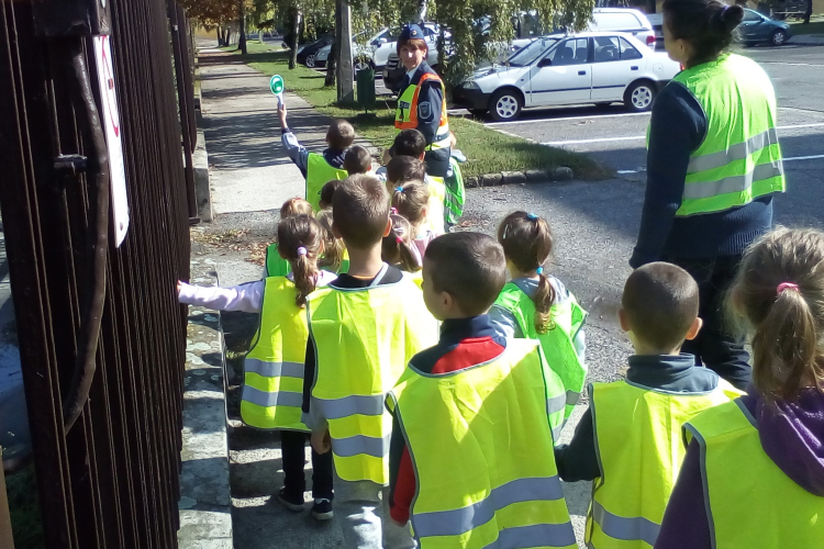 Séta a rendőr nénivel, az ovi körül