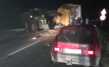 Traktor és kamion ütközött az elkerülőn