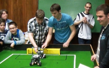 Idén Ausztráliába és Németországba is eljuthatnak a fiatal magyar robotépítők