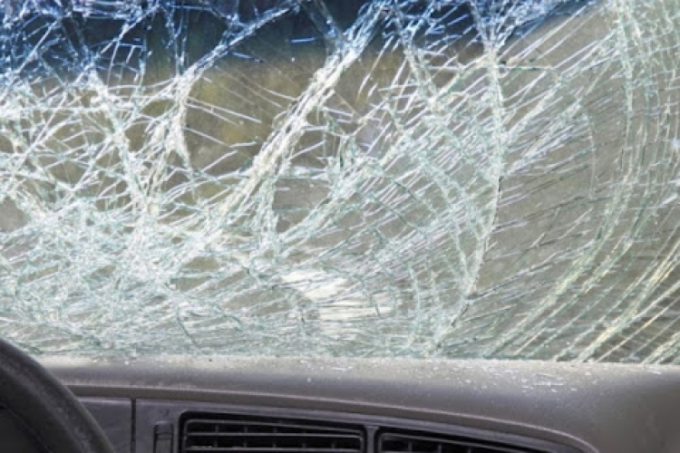 Felborult egy kisteherautó Pápa és Nagygyimót között - Teljes az útzár