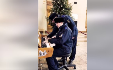 Nagyot mennek a neten a Keleti Pályaudvaron zongorázó rendőrök