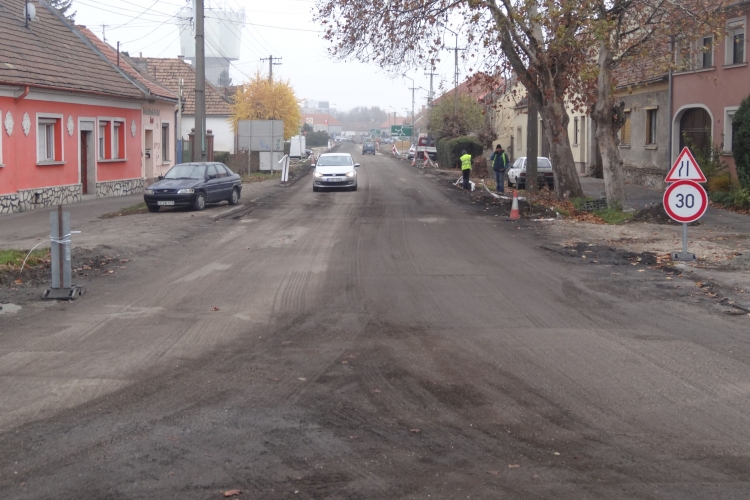 Ha még nem lenne elég, kedden a Vásár utcán is aszfaltozni fognak