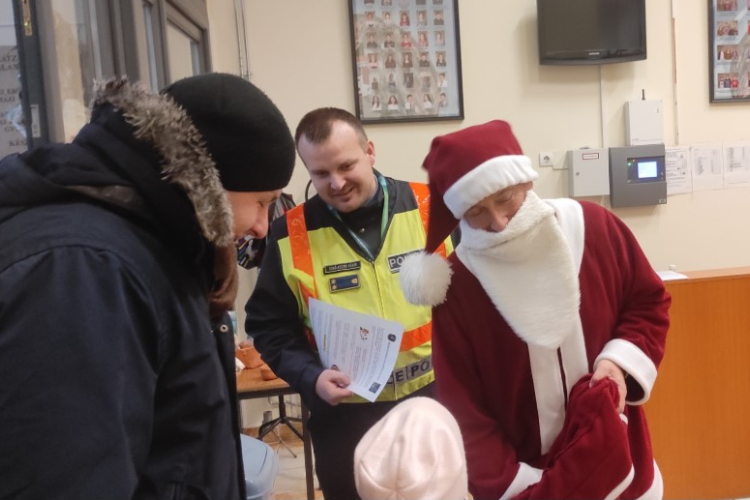 Egy rendőr és a Mikulás fogadta a gyerekeket a suliban