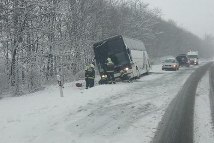 Autóbusz és személyautó ütközött Bakonyjákónál