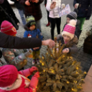 Óvodások karácsonyfa díszítése a belvárosban