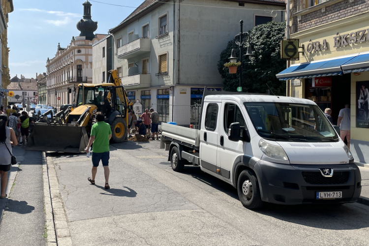 Újra munkagépek a Kossuth utcán, folytatódik a kivitelezés