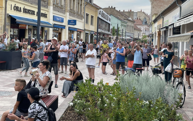 Rock zene, hűsítő italok és kiváló hangulat a Kossuth utcán!