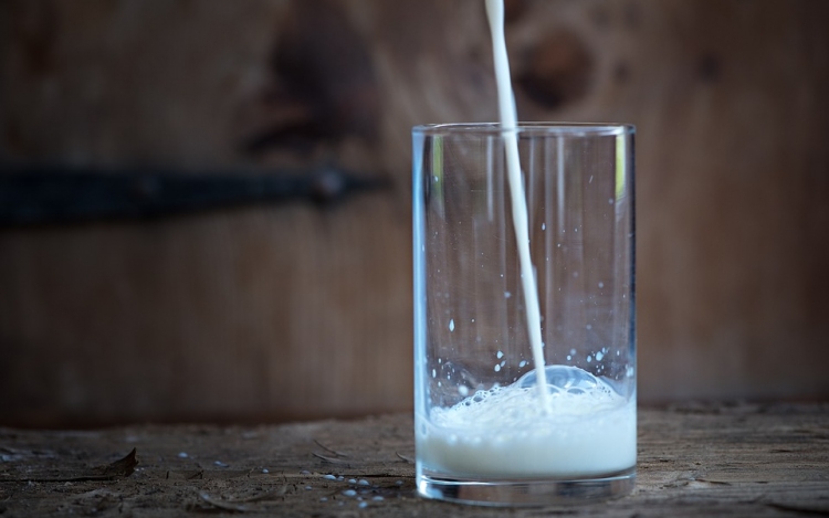 Csökken az áruházláncokban az UHT és az ESL tej ára jövő év elejétől