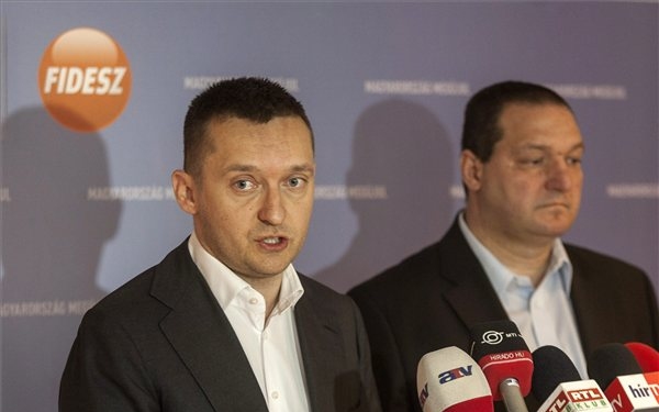 Fidesz-KDNP-frakcióülés - Rogán: tavasszal csökkenjenek a víz- és szemétdíjak!