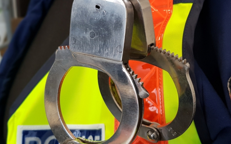 Megöléssel fenyegette a családsegítő munkatársat a Pápa környéki faluban