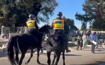 Lovas rendőrök a pápai temetőben - Videó