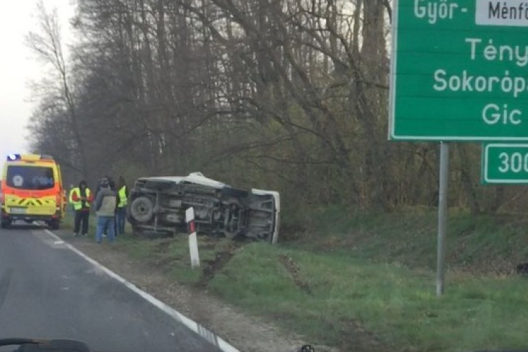 A vétlen autósok kerültek az árokba a 83-ason