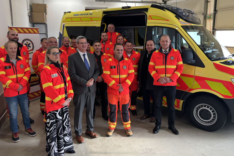 Pápára is került az új mentőautókból