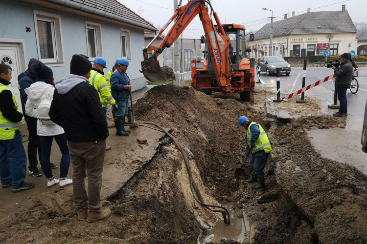 Csőtörés – Egészen a víztoronyig kicserélik a problémás csövet a Vásár utcában