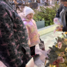 Óvodások karácsonyfa díszítése a belvárosban