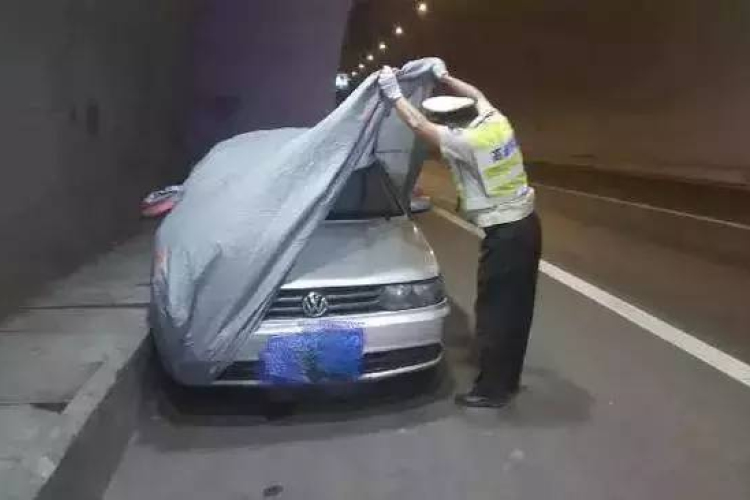 Félreálltak szexelni a kocsiban, kopogtatott a rendőr!