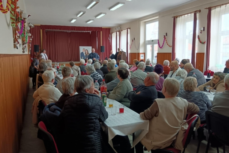 Lovászpatonai időseknek tartottak előadást a rendőrök