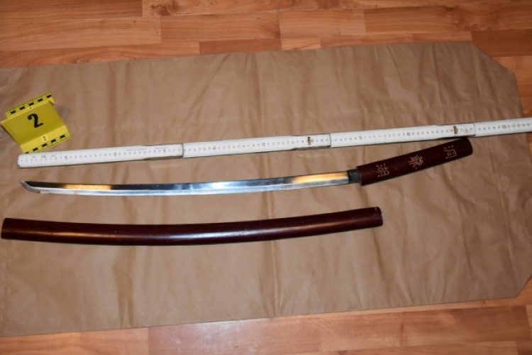 Szamurájkarddal sebesítette meg ismerősét a pápai férfi