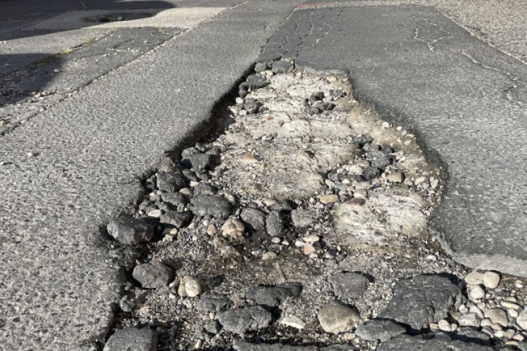 A hideg aszfalt helyett betonnal kátyúznak ideiglenesen