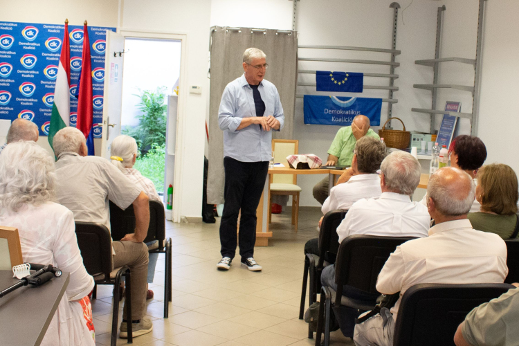 Gyurcsány Ferenc átadta a DK új pápai irodáját