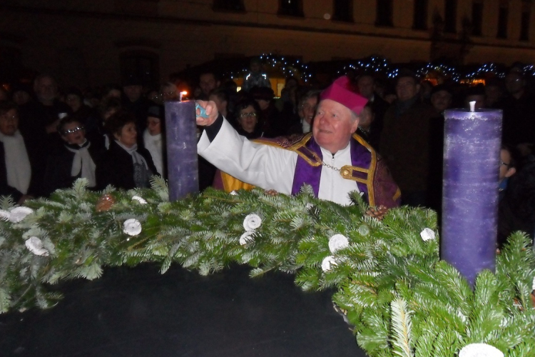 Fellobbant az első gyertyaláng