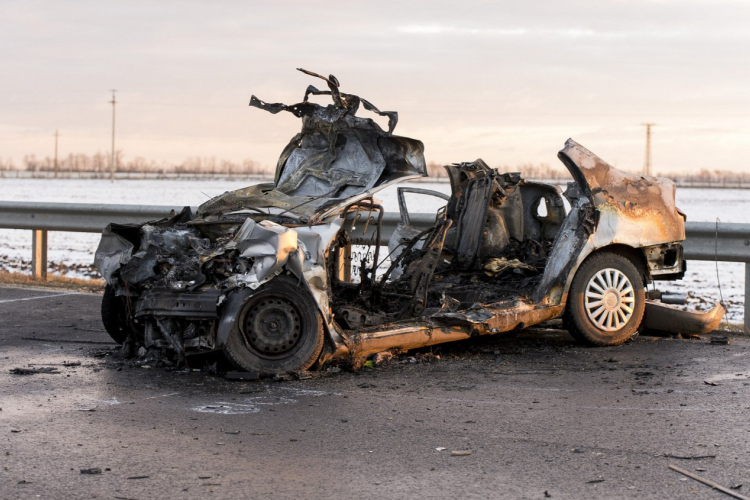 Szemtanúk látták, ahogy egy gyerek próbált kimászni az égő autóból a győri balesetnél