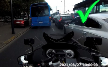 Újabb kötelező videó - Így segítsd a motoros rendőrt, ha megkülönböztető jelzést használ