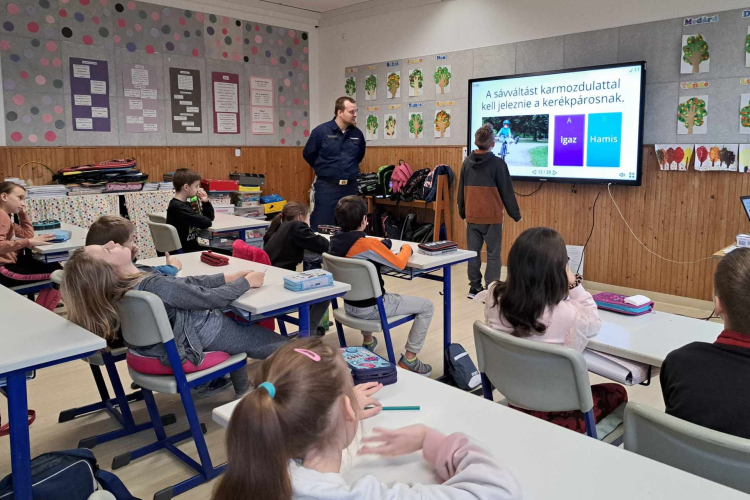 Alsó tagozatos diákok ismerkedhettek meg a közlekedési szabályokkal